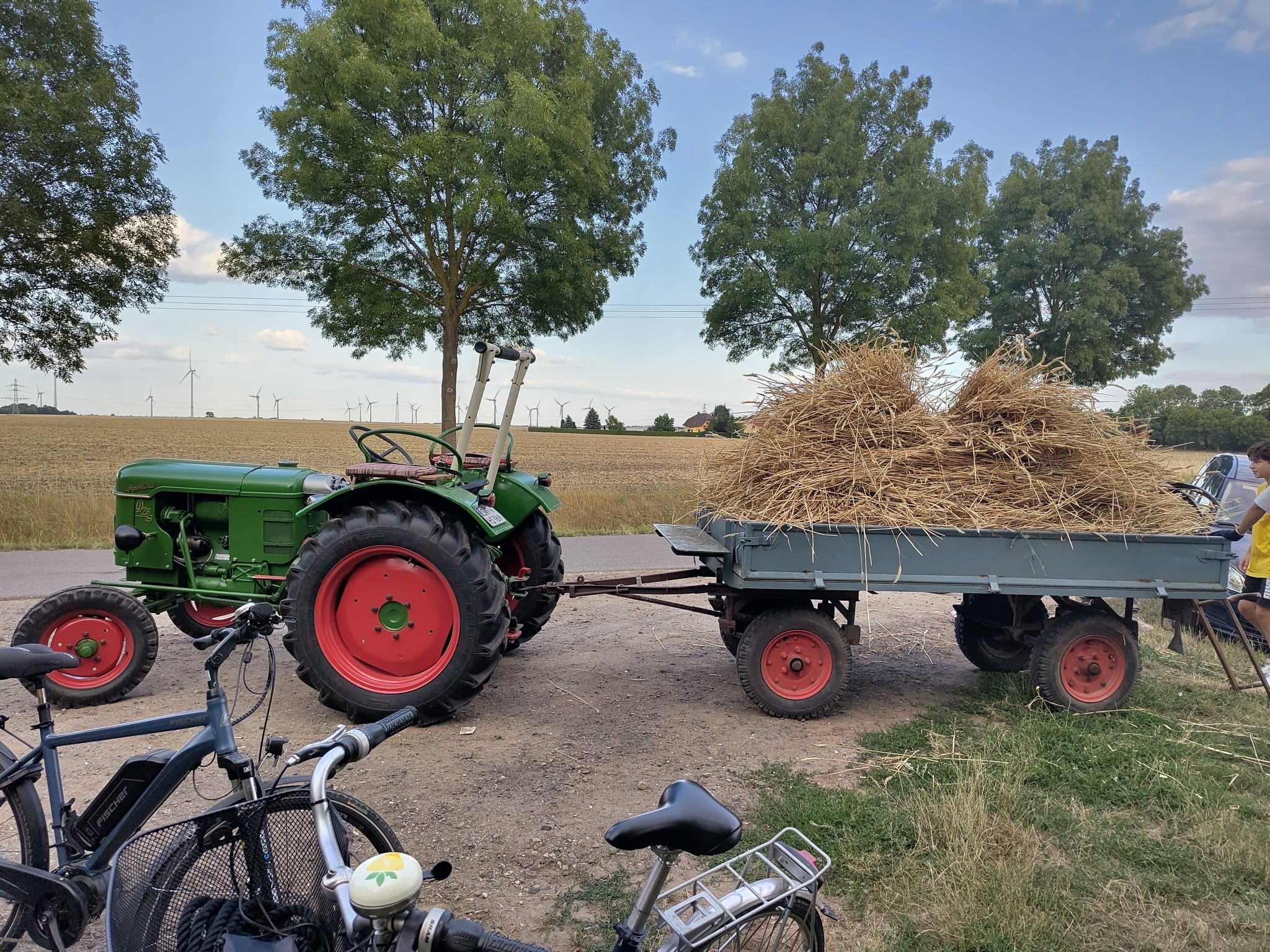 Historischer Traktor mit dem geernteten Getreide