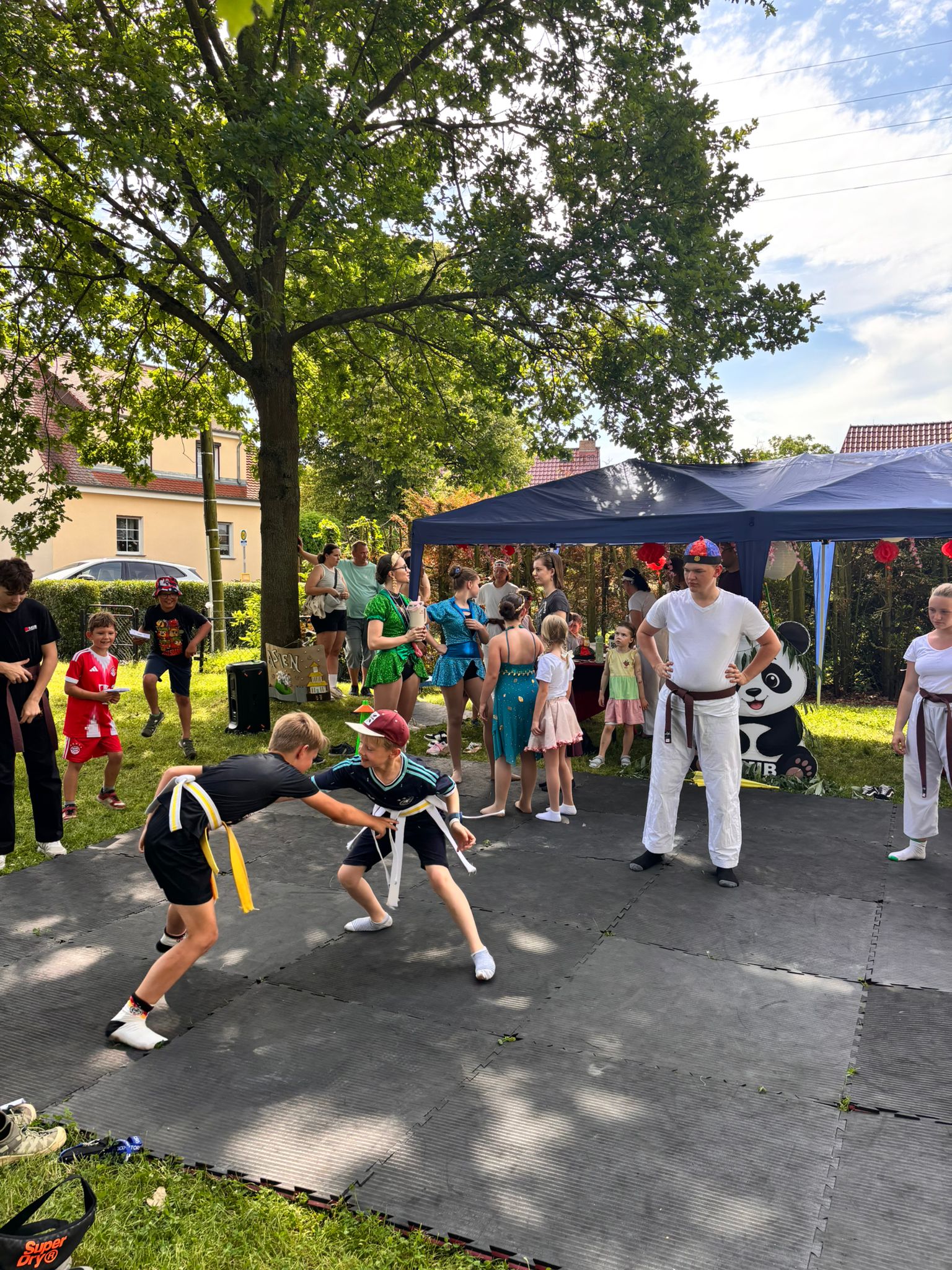 Besucherinnen und Besucher beim Kinderfest 2026